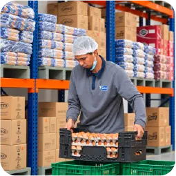 Colaborador de Shalom alistando un pedido en la bodega